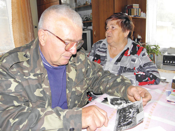 Михайло Мартинович Вєнжик, майстер групи 208-ї Козятинського ПТУ, з дружиною Галиною Михайлiвною: "Хай Слюсарчук подивиться менi в очi й розкаже, де вiн той диплом лiкаря взяв?" Михайло Мартинович Вєнжик, майстер групи 208-ї Козятинського ПТУ, з дружиною Галиною Михайлiвною: "Хай Слюсарчук подивиться менi в очi й розкаже, де вiн той диплом лiкаря взяв?"