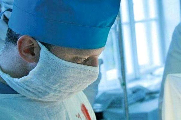 Фото з особистої сторiнки Андрiя Слюсарчука "ВКонтактi". Чи справдi лiкар без диплома оперує хворих людей? Фото з особистої сторiнки Андрiя Слюсарчука "ВКонтактi". Чи справдi лiкар без диплома оперує хворих людей?