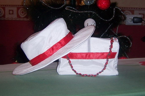 белые с красным шляпа и сумочка