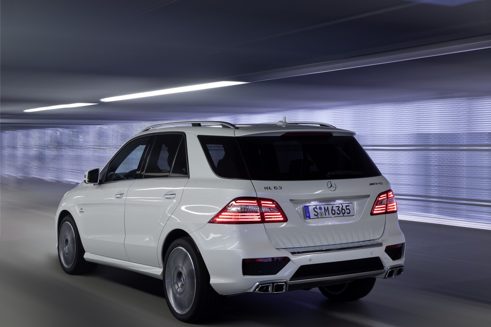 2013-Mercedes-ML63-AMG-33[2]