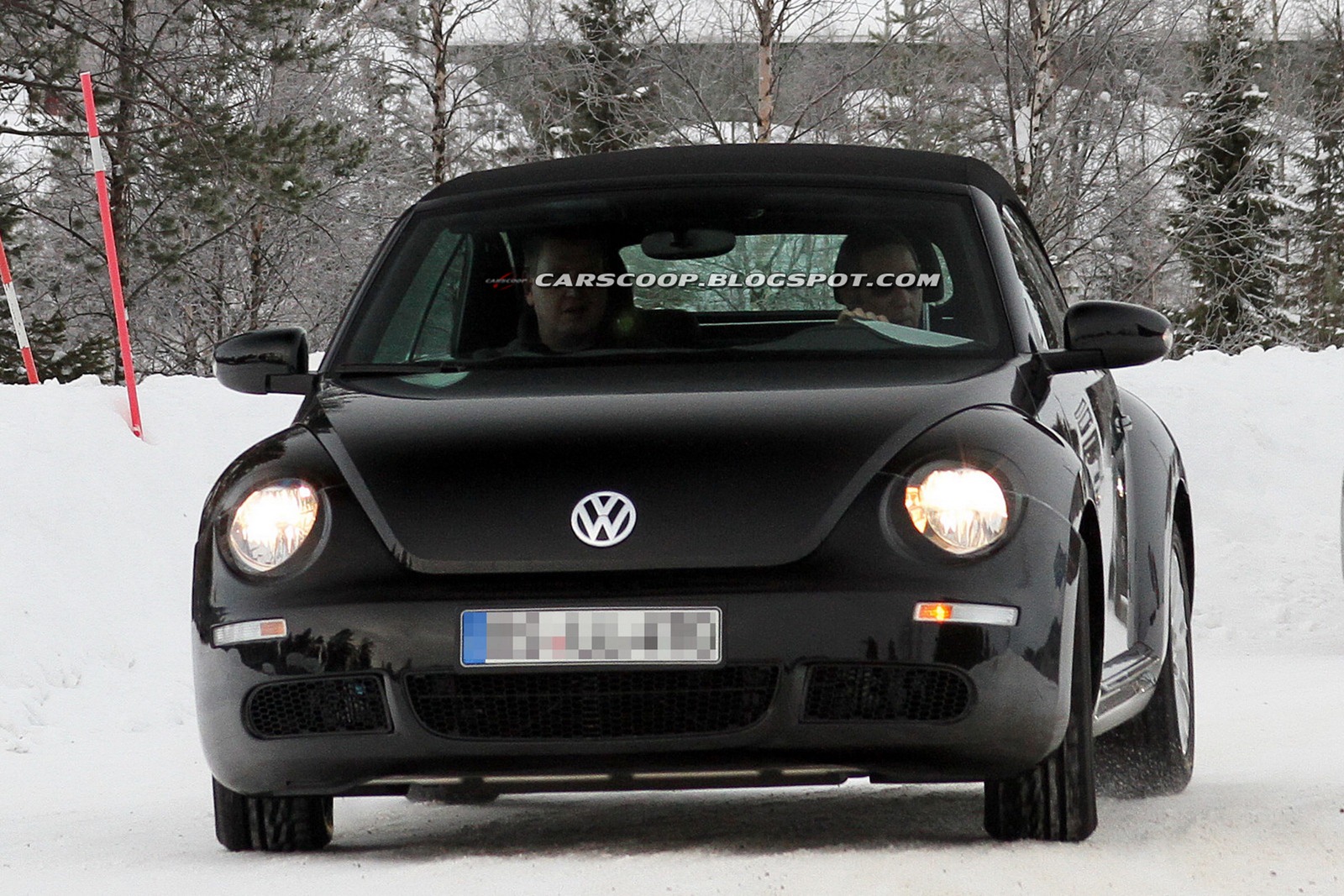 2013-Volkswagen-Beetle-Cabrio-1[3]