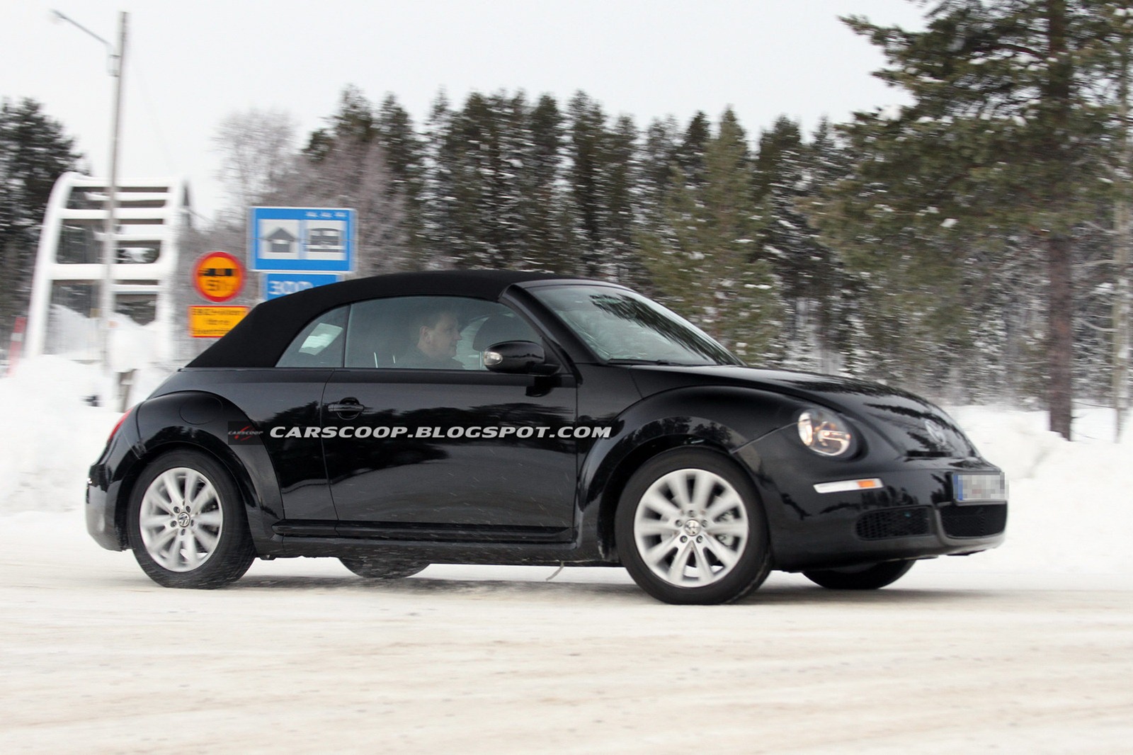 2013-Volkswagen-Beetle-Cabrio-3[3]