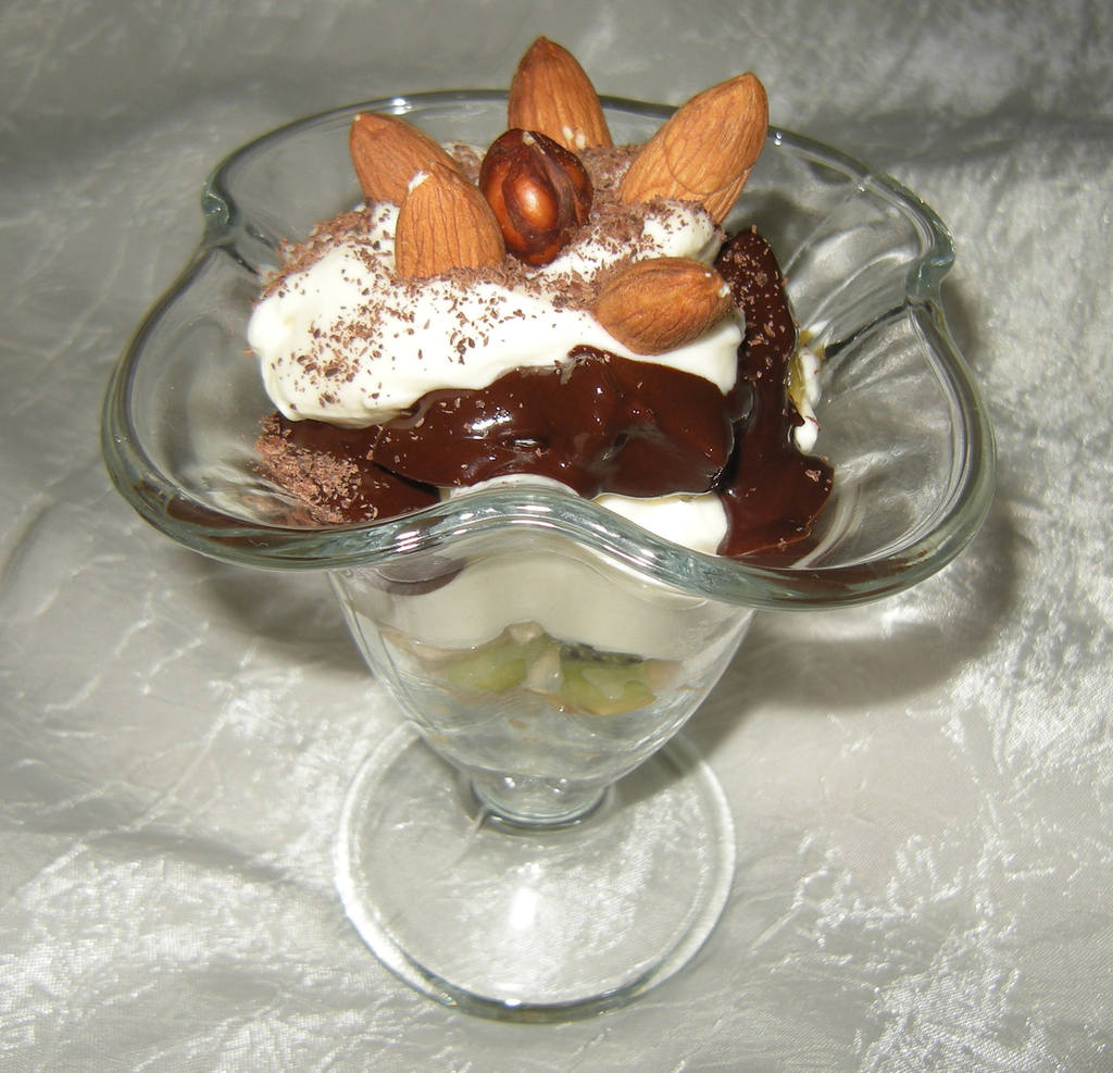 фруктовый десерт с шоколадом и взбитыми сливками