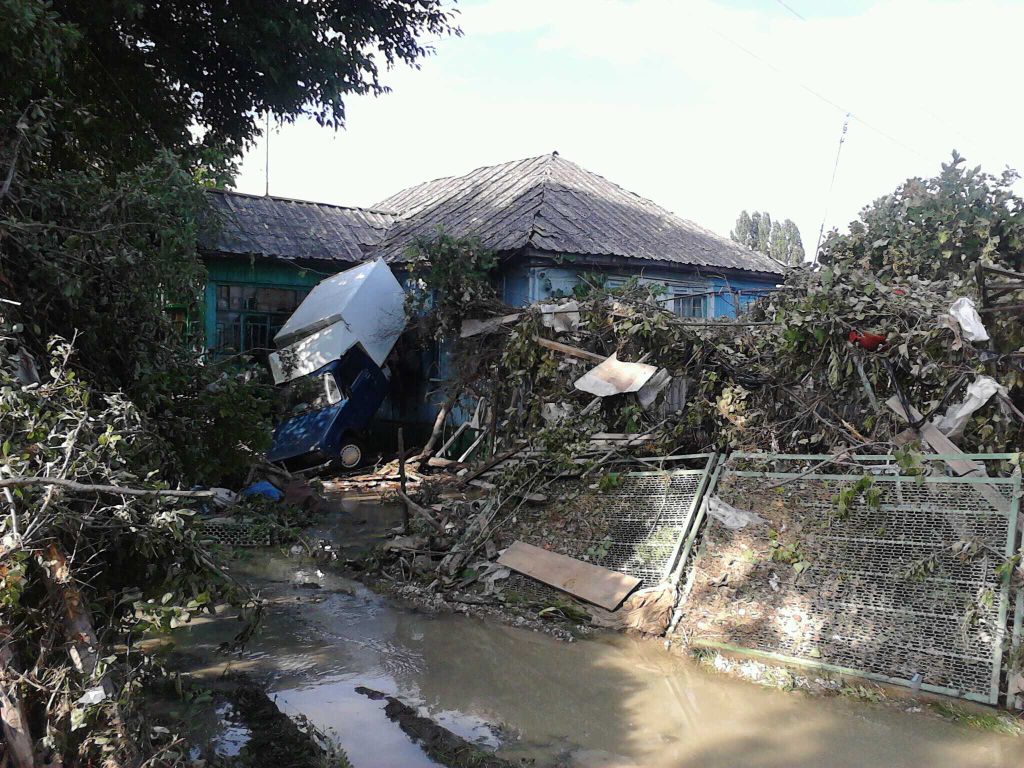 Крымск. Город затоплен. С водохранилищ спустили воду. Ночью. Пока люди спали. http://images.vfl.ru/ii/1341672271/75afc5ee/705099.jpg