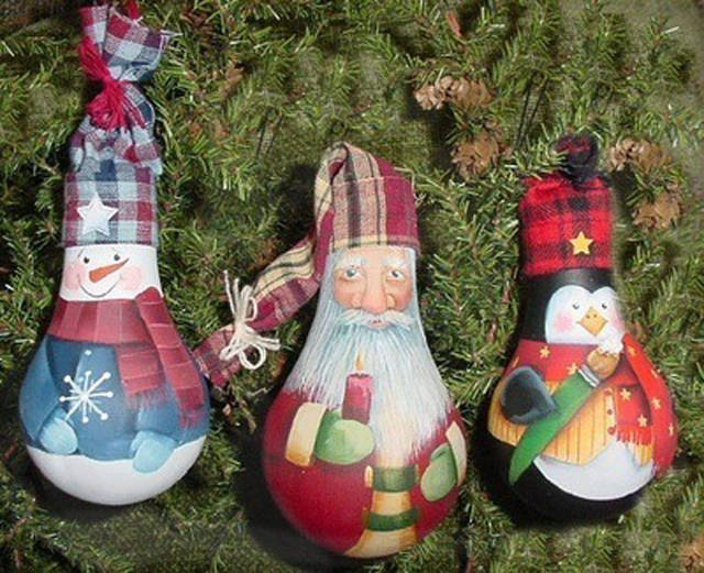 Новогодние игрушки из лампочек своими руками.