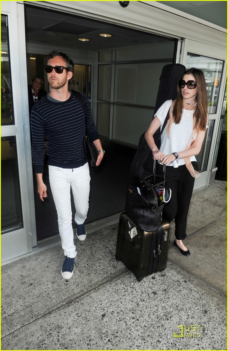 anne-hathaway-adam-shulman-new-york-landing-04