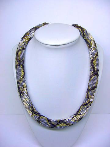 Ключевые слова. бисер.  Вязаный жгут из бисера выполнен в виде змеи.  Материалы: чешский и японский бисер.