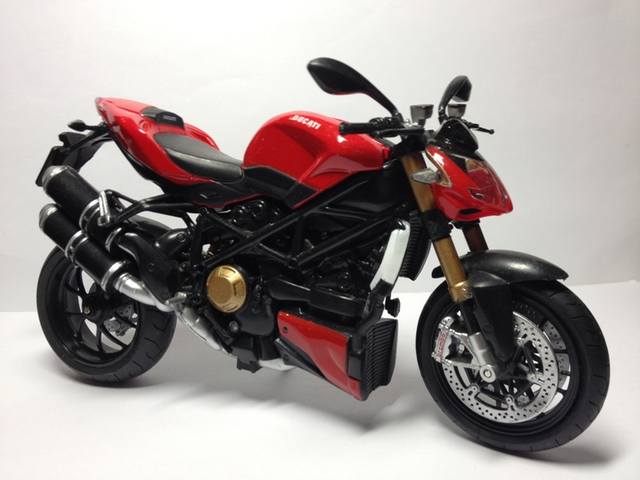 Модель мотоцикла Ducati Streetfighter