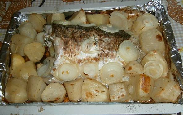 Карп с картофелем в духовке