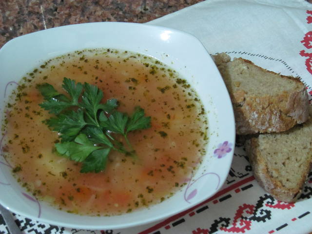 Суп с помидорами, луком, орегано и вермешелью 1980658_m