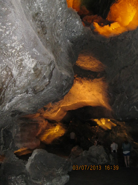 внутри вулканической пещеры