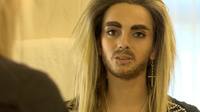 bill-kaulitz-double-yvonne-in-voller-montur