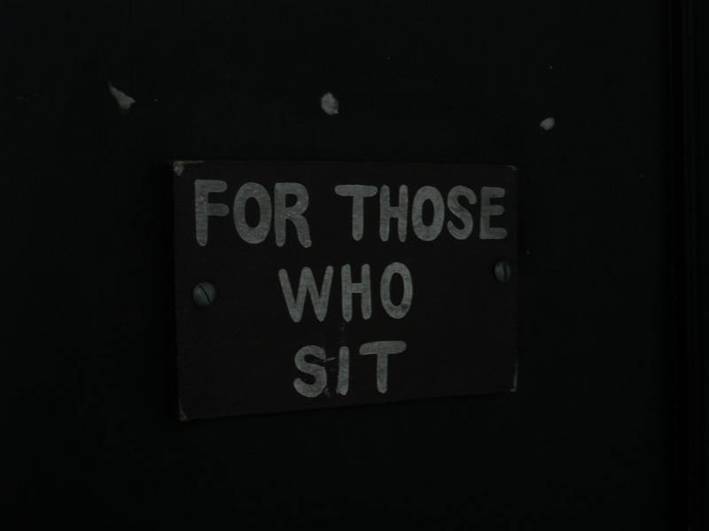 По нужде в различных уголках Мира (фото)