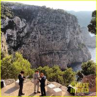 benedict-cumberbatch-shirtless-wedding-weekend-01