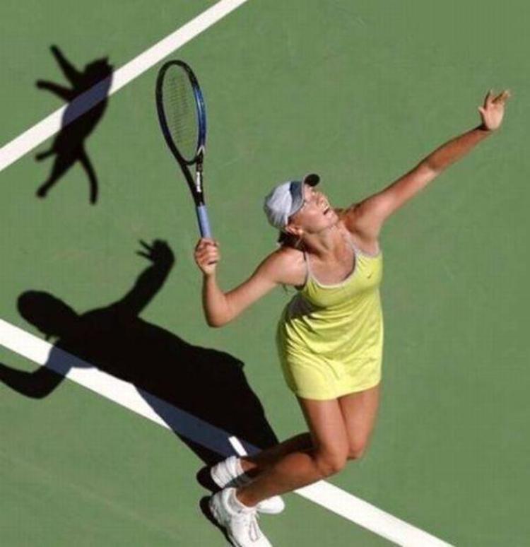 Мощный удар тенисной ракеткой