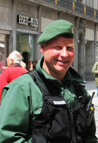 Люди в форме  (фото)