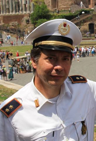 Люди в форме  (фото)