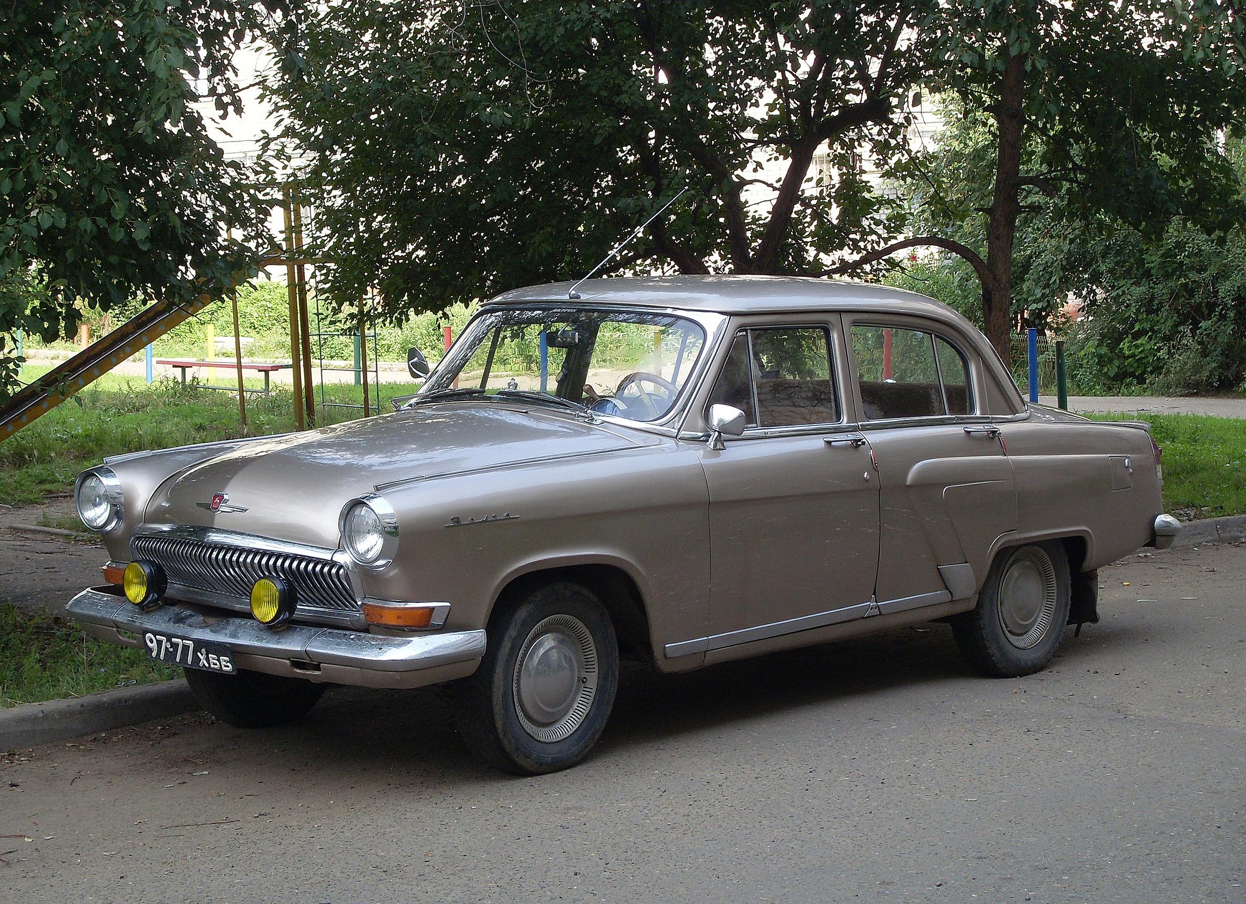 ГАЗ-21 ''Волга'' 1963 г.в. (''М-21-У'') во дворе дома по ул.Пионерской,59 (1). 18 августа 2011