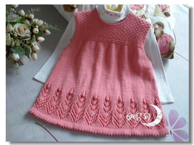 Розовое платье для девочки, вязаное спицами