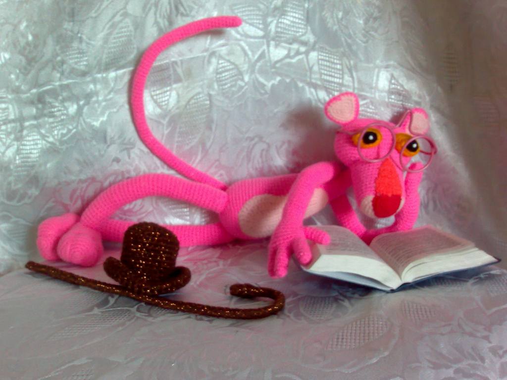 Розовая пантера читает