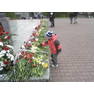 Фотоф.-0537 - 9 мая кладет букетик к памятнику