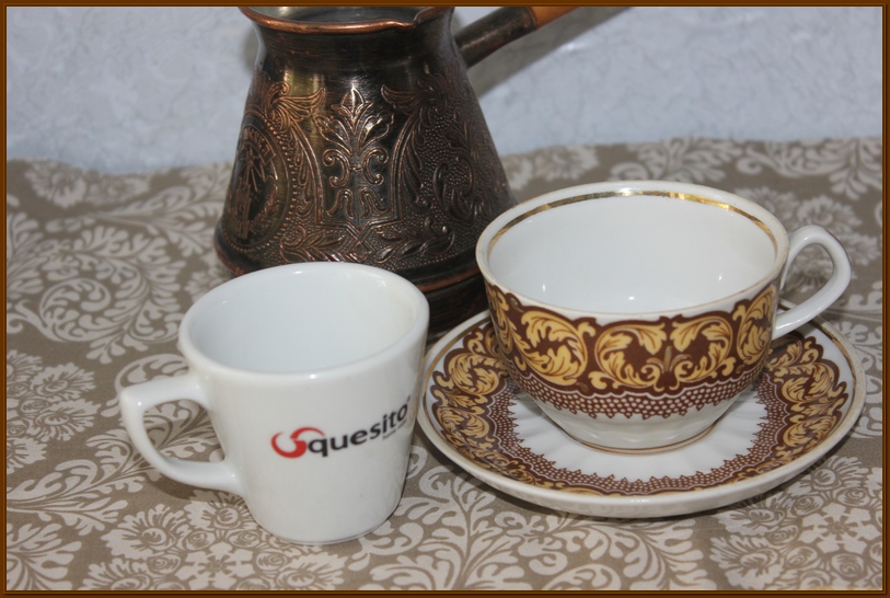 кофейные чашки и турка