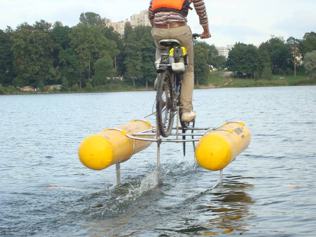 Водные велосипеды красножелктые