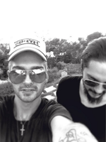 Tokio Hotel Билл Каулитц запостил милое фото самого себя с братом Томом