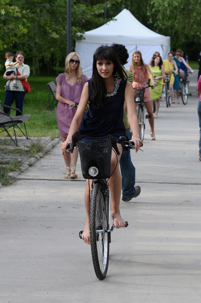 Alexandra-Badoi на велосипеде