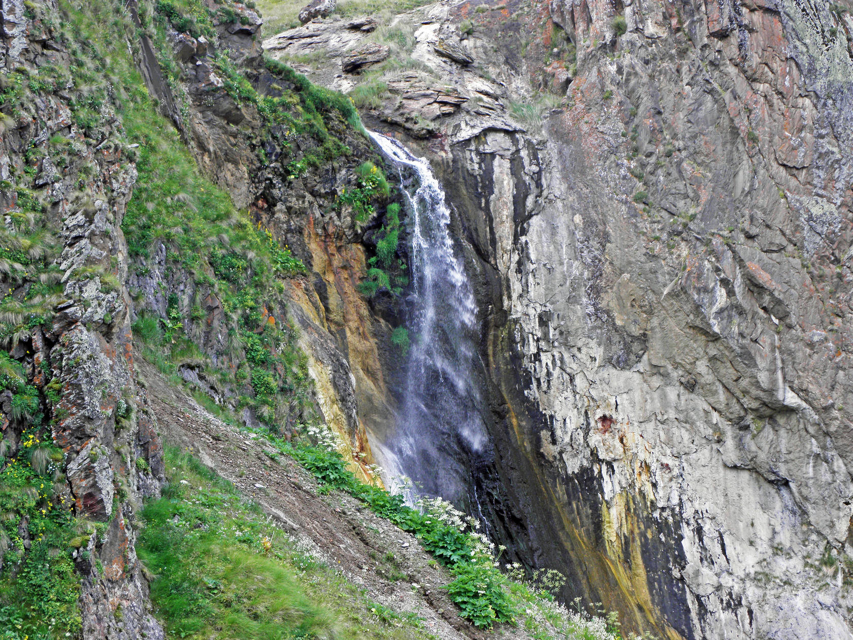 Водопад Кызыл Су Джилы