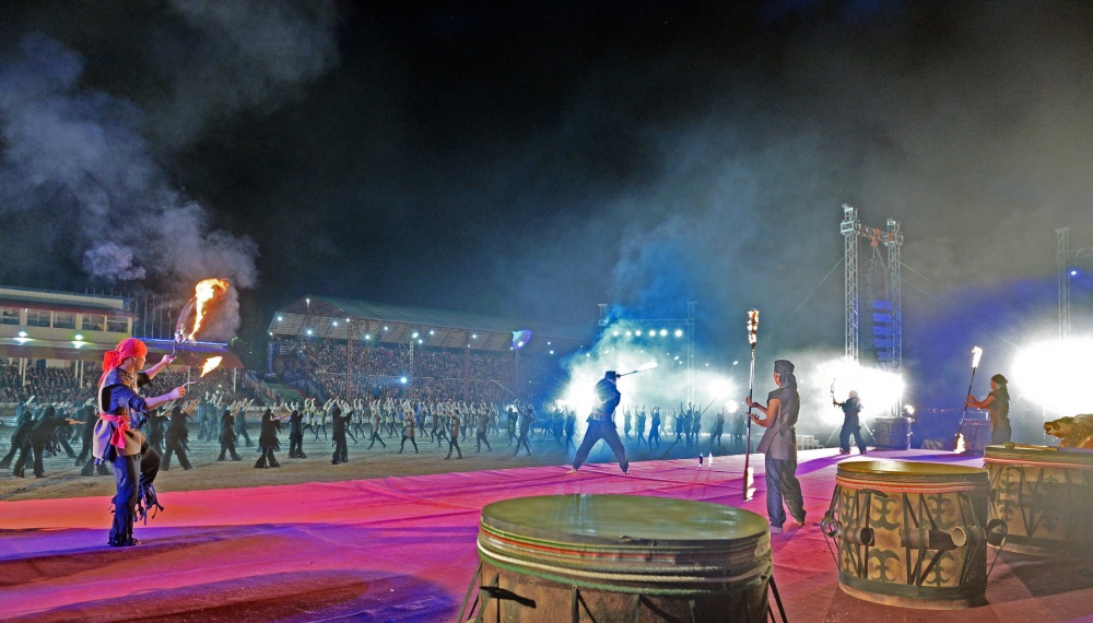 Зрелищное шоу на берегу озера Иссык-Куль.