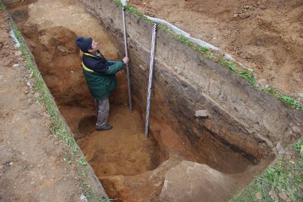 Во время археологических раскопок на Соборной горе в Смоленске обнаружена лепная керамика 6769005_m