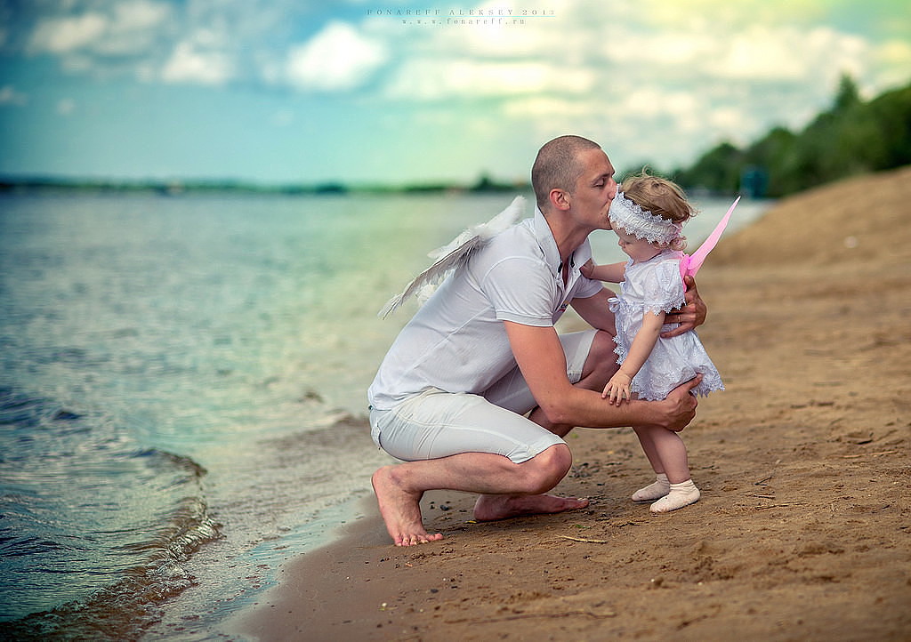 Папа с дочкой на пляже