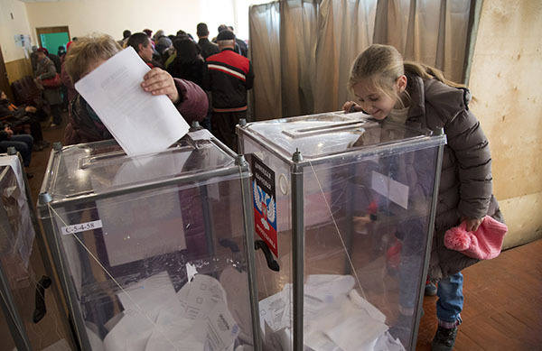 Избирательные участки в ЛНР продлят работу из-за ажиотажа на выборах Избирательные участки в ЛНР продлят работу из-за ажиотажа на выборах