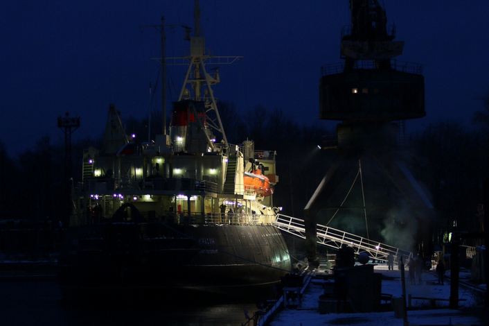 Ледокол "Красин" возвращается на набережную Лейтенанта Шмидта (видео, фото)