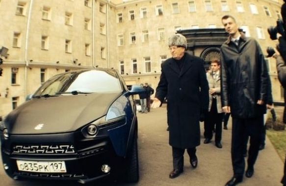 Прохоров подарил Жириновскому "Ё-мобиль" (фото)
