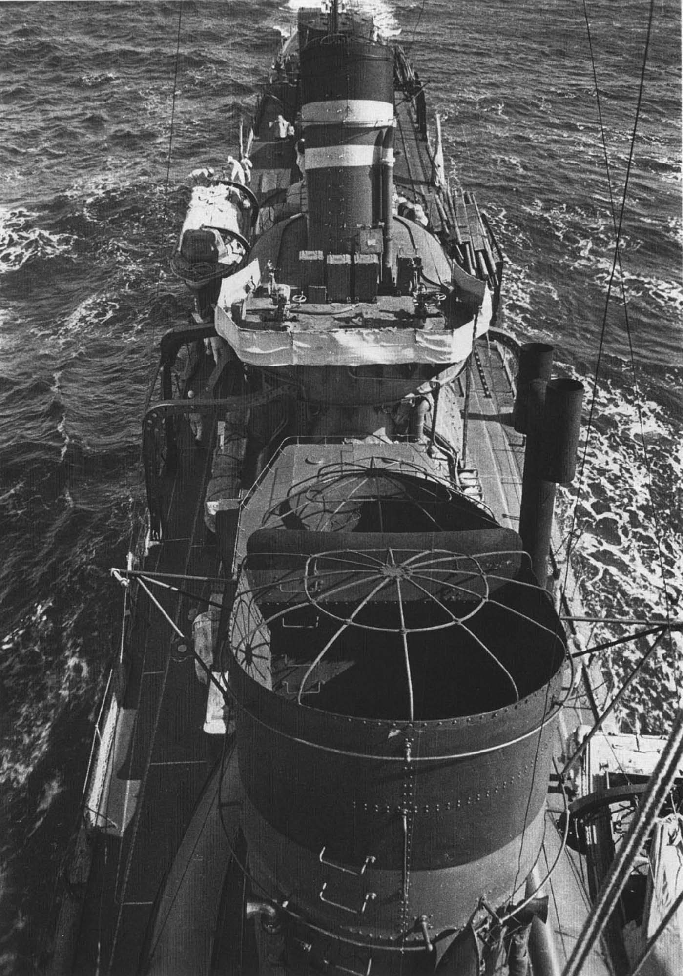 Вид на дымовые трубы эсминца типа Фубуки