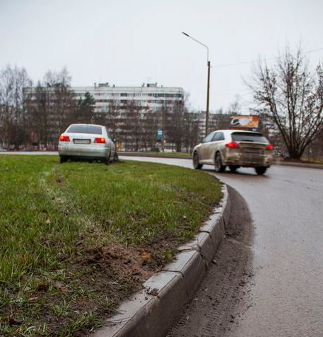 В Кингисеппе Chery "прыгнул" в кольцо (видео, фото)