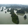 Бухта Хало́нг — объект всемирного наследия ЮНЕСКО во Вьетнаме.