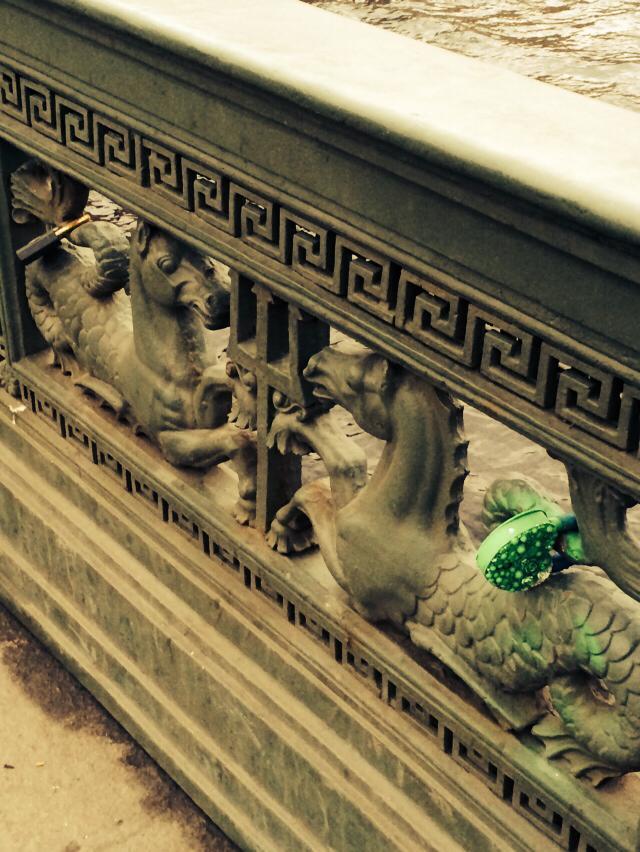 Вандалы снова атаковали коней Клодта на Аничковом мосту (фото)