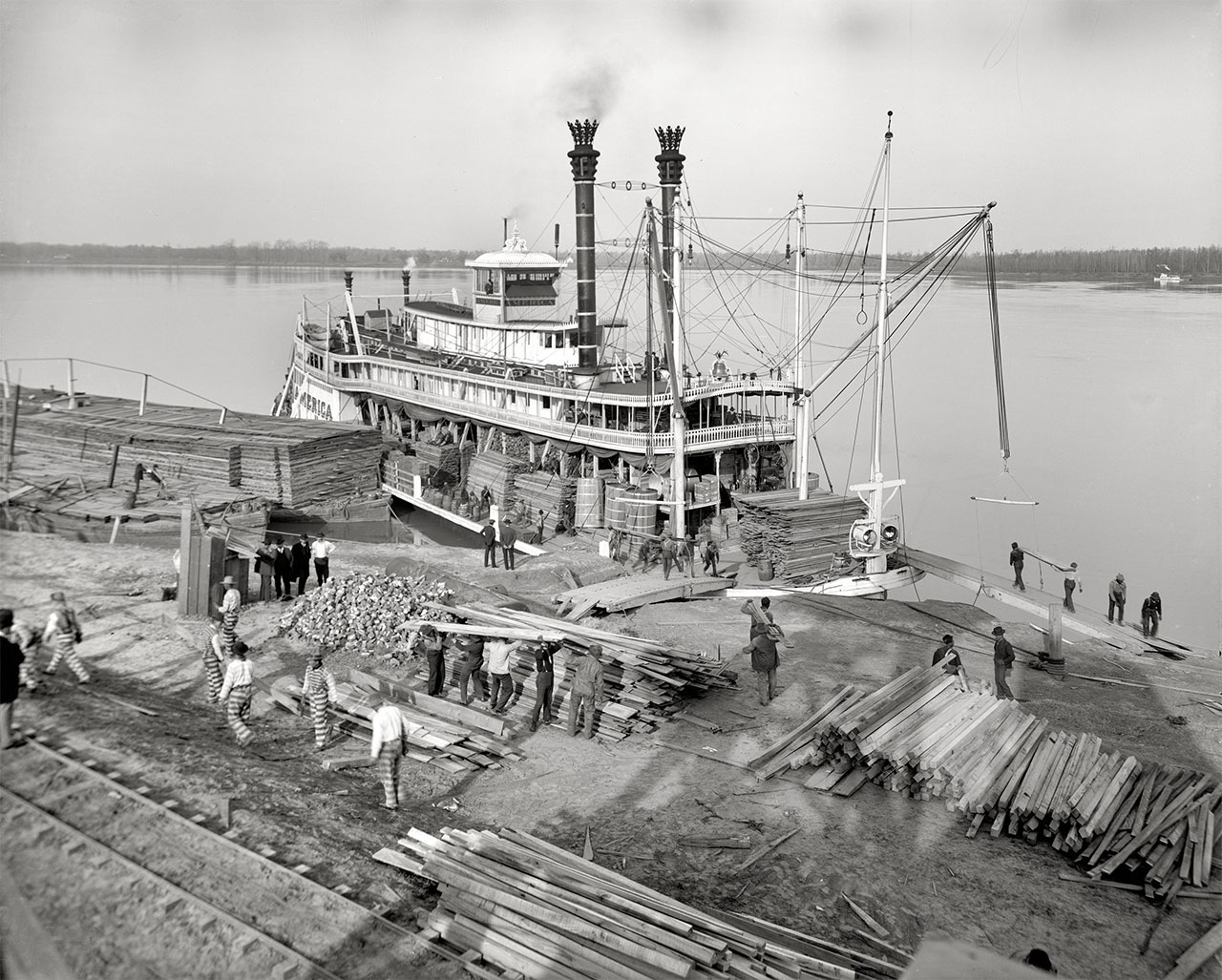 Тюрьма у реки Миссисипи. Загрузка парохода Луизиана 1910 год