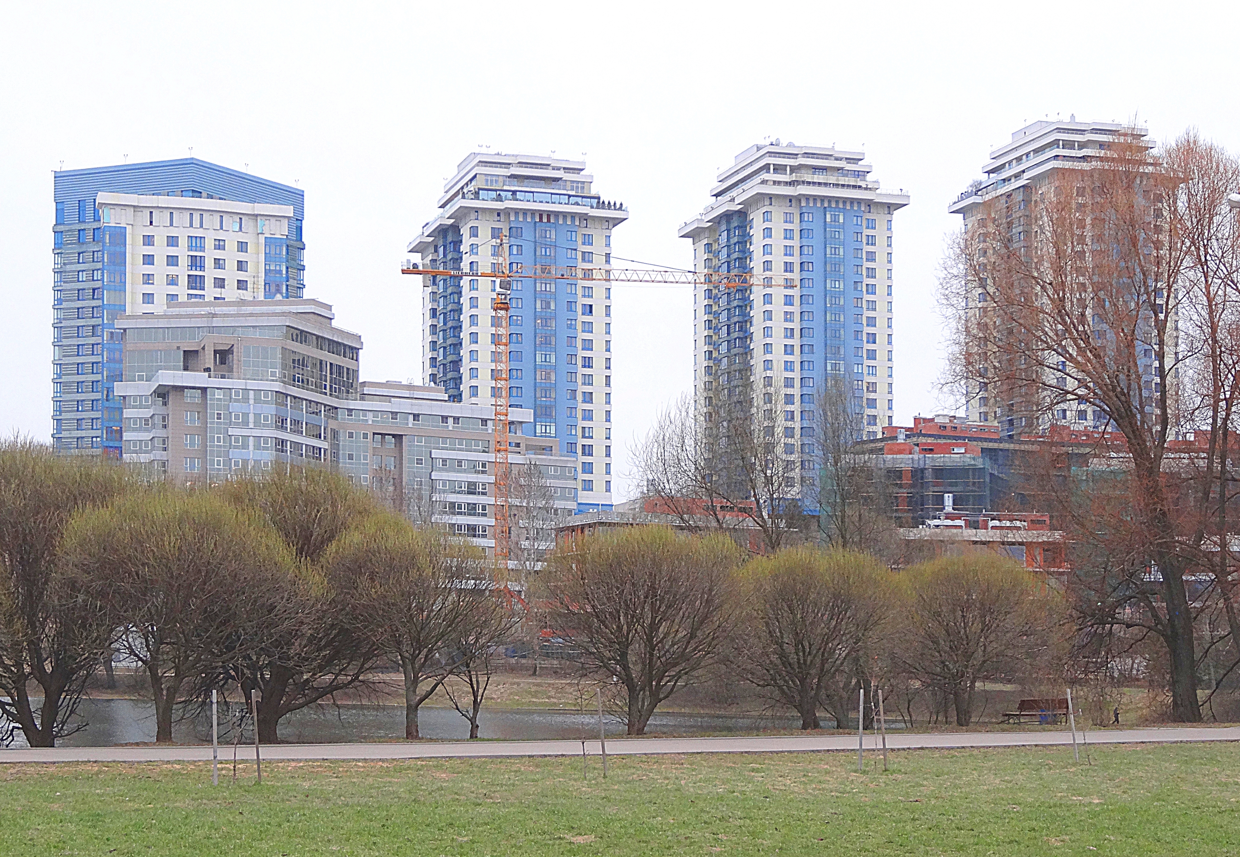 Новые дома у пруда на углу Мосфильмовской ул и Ломоносовского пр. Фото Морошкина В.В.