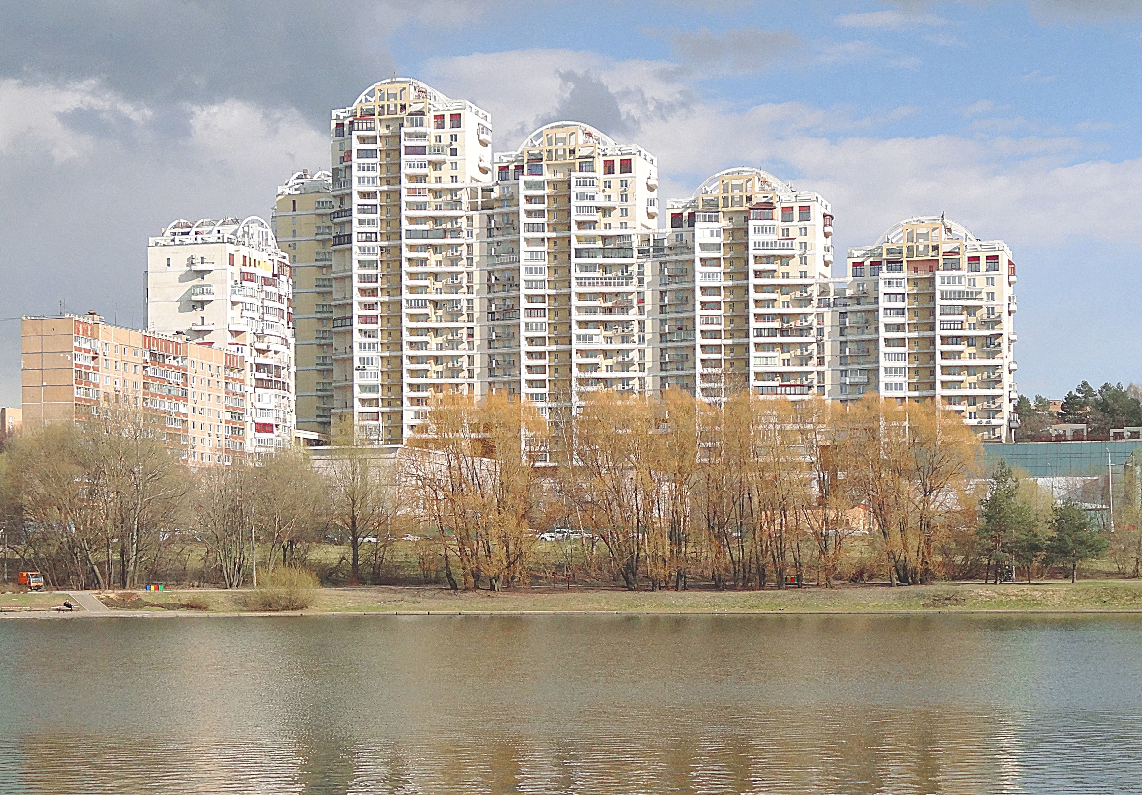 Новое здание у пруда на углу Мосфильмовской ул и Ломоносовского пр. Фото Морошкина В.В.