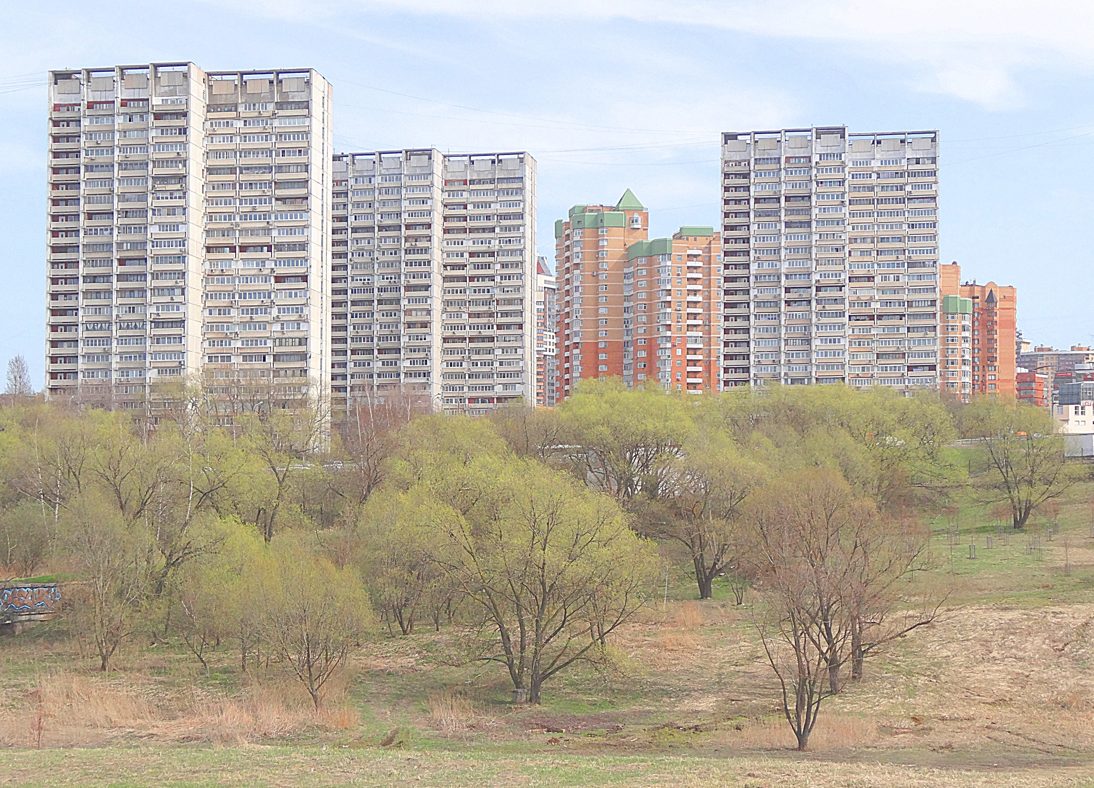 Парк Олимпийской деревни и дома на ул. Лобачевского. Фото Морошкина В.В.