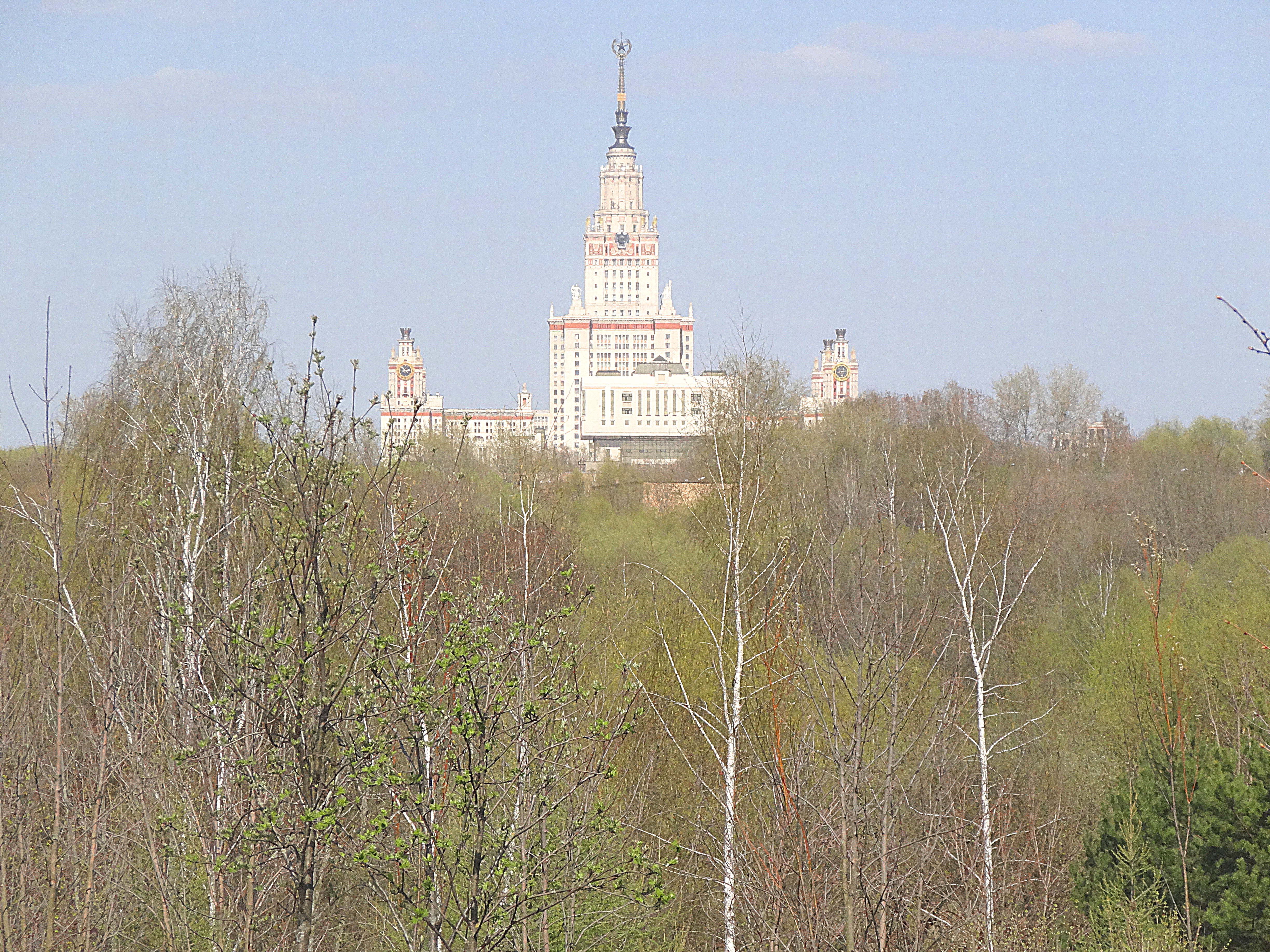 Здание МГУ, вид из Раменского парка. Фото Морошкина В.В.