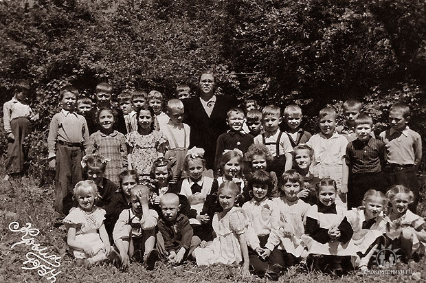 Из архива В.Анзылова. 1-й класс. Классный руководитель Анастасия Александровна Велитинская