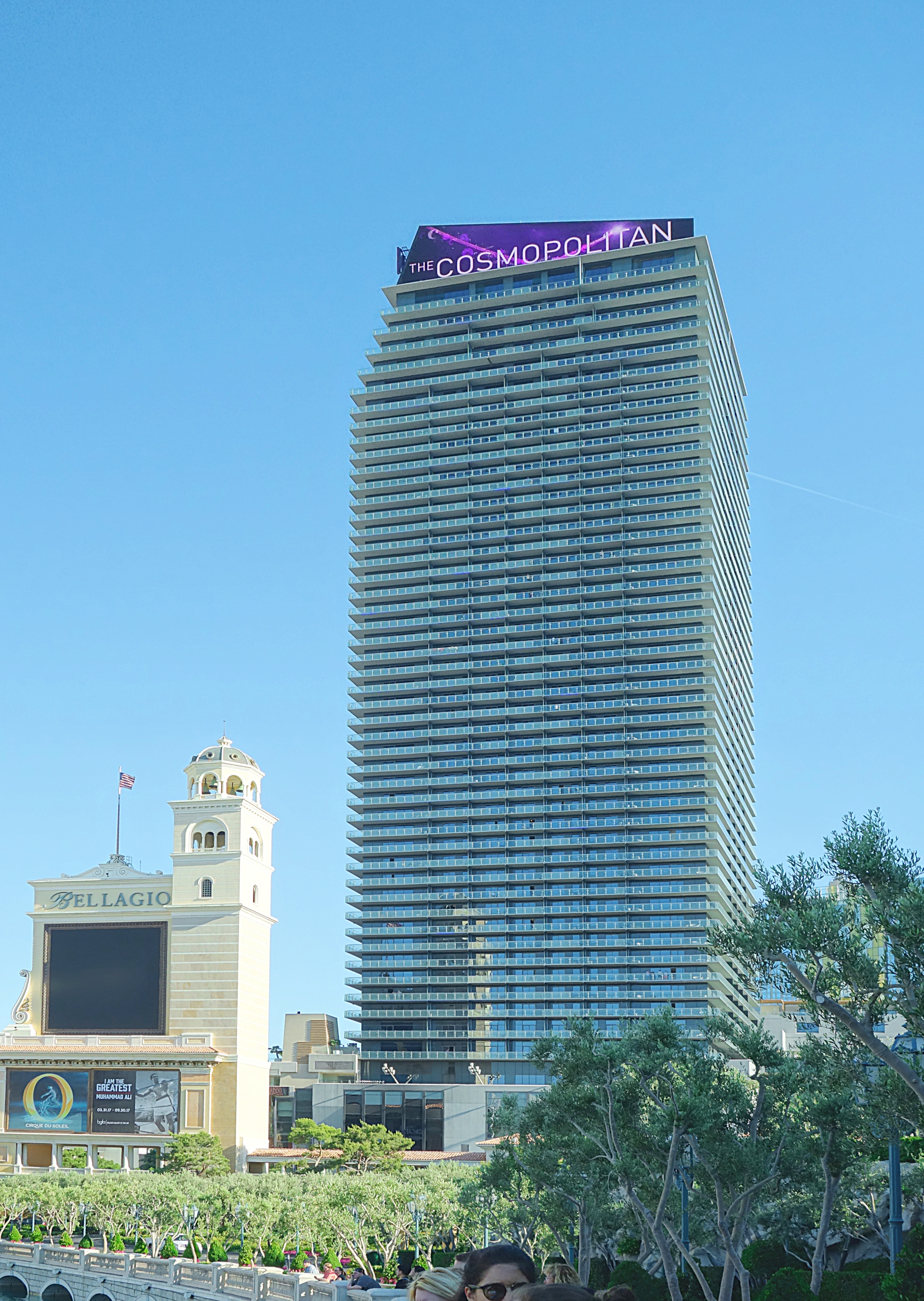 Один из больших отелей на Стрипе. Лас-Вегас в основном застроен отелями, в которых находятся бесчисленные казино. Фото Морошкина В.В.