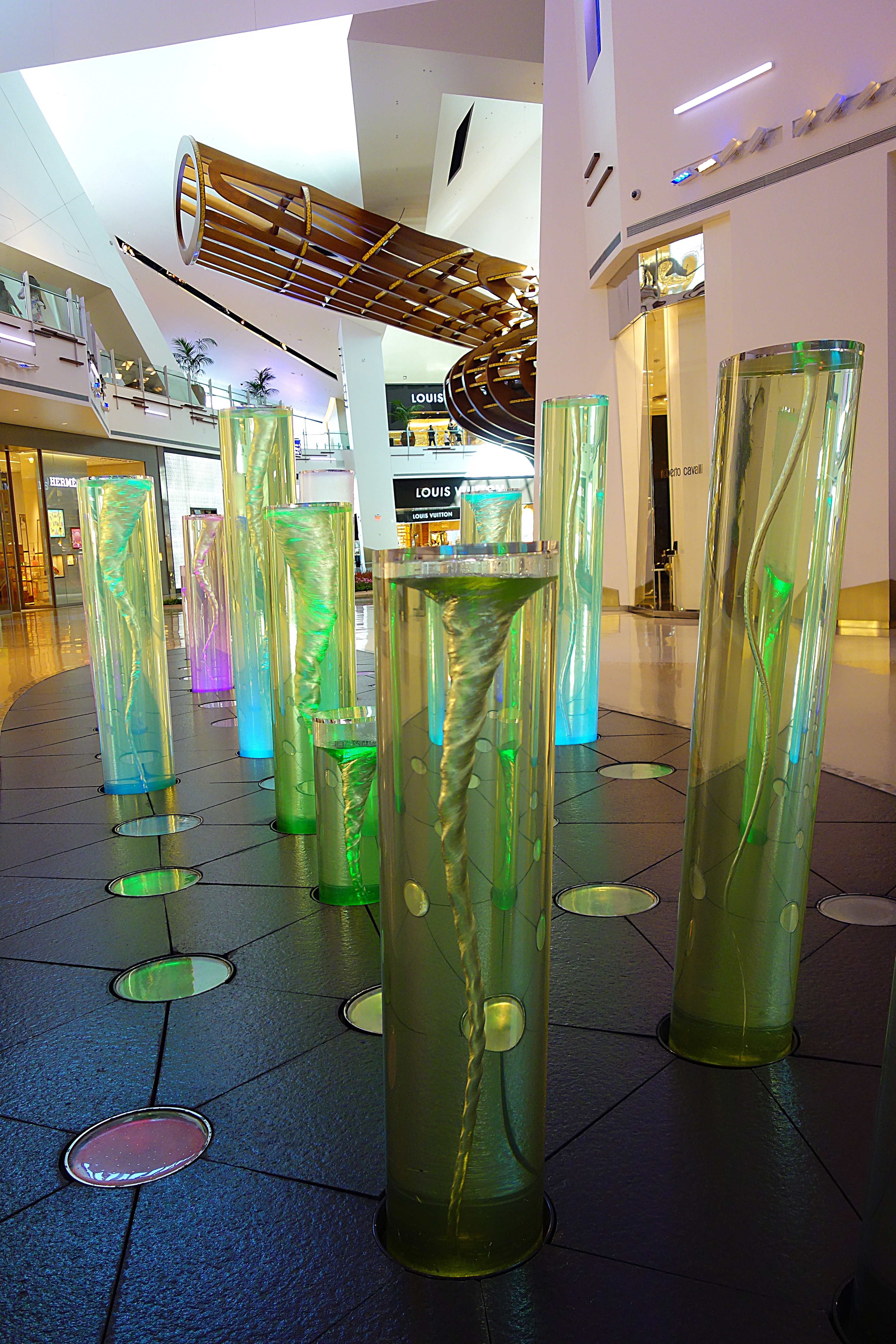 Цилиндры с бурлящей подсвеченной водой в фойе отеля Белладжио. Фото Морошкина В.В.