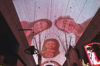 Световое вечернее шоу на потолке галереи в Вегасе. Фото Морошкина В.В.