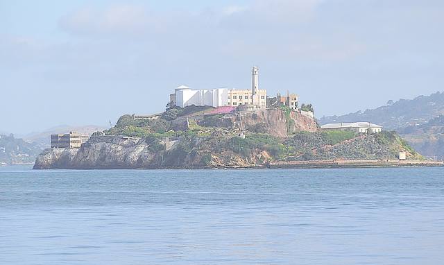 Знаменитая тюрьма Алькатрас на островке в океане. Фото Морошкина В.В.